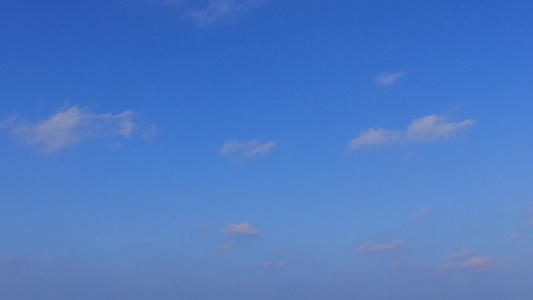 在度假胜地附近的蓝水和白色沙沙背景下天天风景伊丁河湾视频