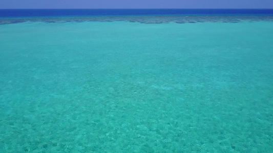 阳光明媚的景象是在海浪附近有白色沙沙背景的海蓝海中视频