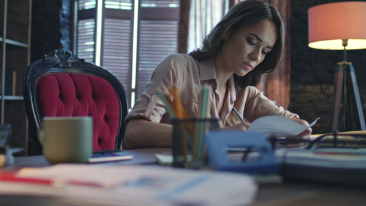 商业女性在家庭办公室撰写财务报告视频