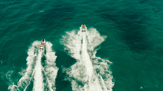 旅游者乘坐热带度假胜地的喷气滑雪机视频