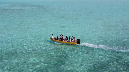 靠近海浪的白沙背景蓝海豪华海景海滩夏季旅游视频