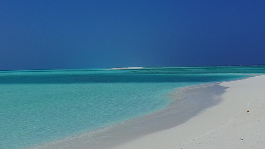 热带海湾海滩野生生物的空海景蓝绿水和沙滩附近的清洁视频