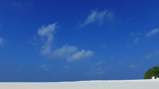 蓝海和靠近度假胜地的白沙背面海滩时间以蓝海和白沙为视频