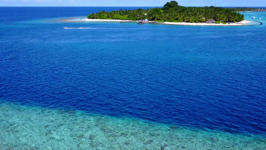 沙洲附近白沙背景蓝绿水豪华海岸线海滩时间的浪漫质感视频