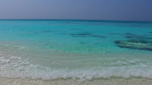 沙洲附近白沙背景的蓝海热带海岸海滩度假的温暖景观视频