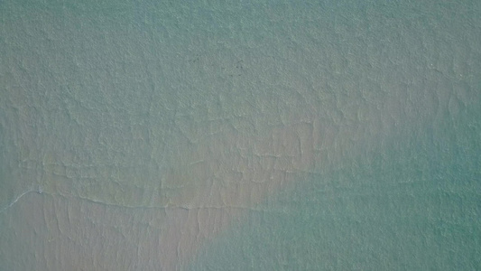 浅海放松环礁湖海滩假日的夏季风景以及波浪附近的清洁视频