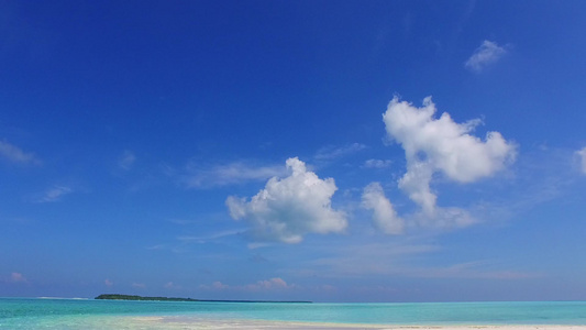 蓝海和棕榈附近白沙背景的阳光明媚的观光旅游视频