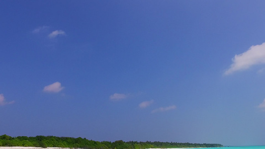 以蓝海和沙滩附近的白色沙沙背景为背景轻松观光的浪漫视频