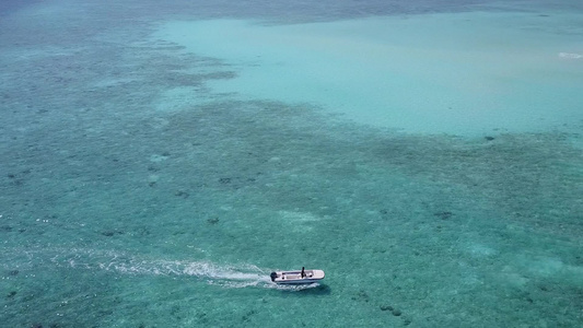 蓝色绿色环礁湖和近海面附近的白沙底背景的美丽海岸海滩视频