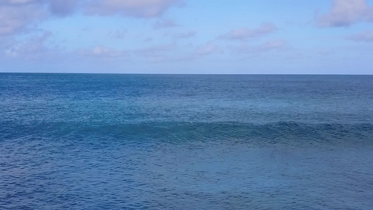 热带海景海滩度假的晴朗天空蓝色泻湖和沙洲附近的白沙视频