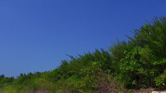 日出后白沙背景绿松石海完美海岸海滩生活方式的夏季旅游视频