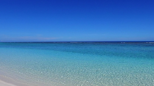 豪华海滨海滩生活方式的浪漫性日出后以水蓝水和白沙为视频