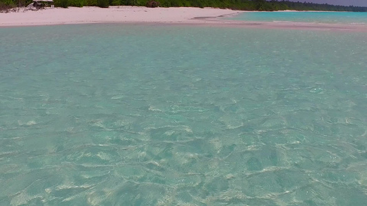 在沙巴附近的蓝水和明沙底浅沙地进行清晨的海滨旅行视频