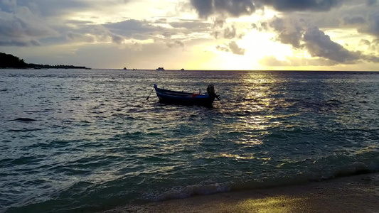 度假村附近白色沙滩背景的水蓝色海水中完美岛屿海滩的视频