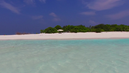 热带海滨海滩的浪漫风景沿蓝海航行近冲浪时有白色沙子视频