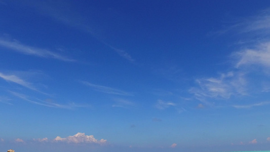 日出后白沙背景的蓝色海洋田园诗般的海岸海滩生活方式视频