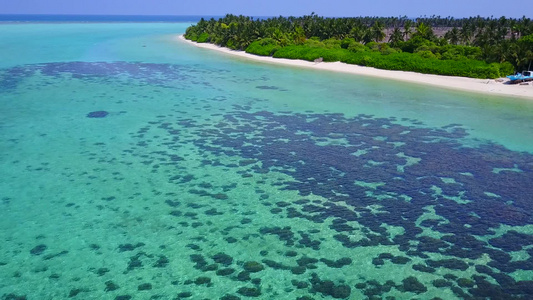 在阳光下有白色沙子背景的蓝绿色海中穿越奇异的环礁湖视频