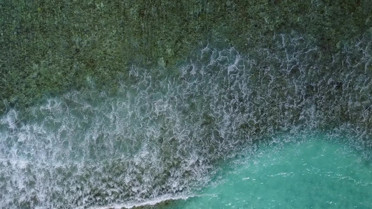 在沙巴附近以清澈的环礁湖和明亮的沙滩背景打破热带海岸视频