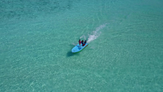 在阳光下有白色沙滩背景的蓝色泻湖特写热带海岸海滩度假视频