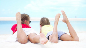 暑假期间海滩上可爱的小女孩们26秒视频