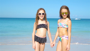 暑假期间孩子们在热带海滩一起玩耍24秒视频