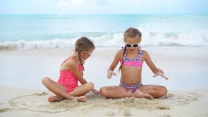 可爱的小女孩在沙滩上玩沙子15秒视频