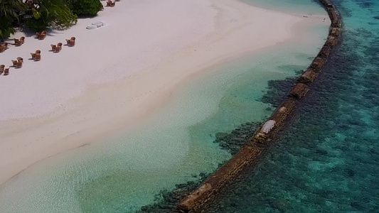 由绿绿海和靠近珊瑚礁的白沙背景组成的海洋旅游海滩旅程视频