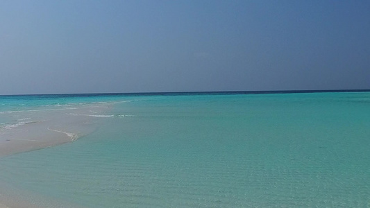 由蓝水和沙滩附近的白沙沙本背景组成的海洋湾海滩之旅视频