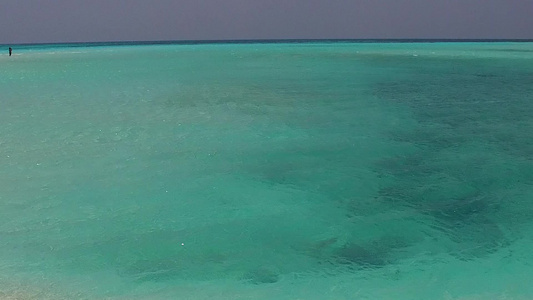 黄绿海和棕榈附近的白沙背景的豪华海湾海滩生活方式的视频