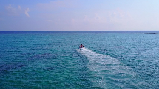 蓝海和冲浪附近的白沙背景放松度假海滩度假的夏季景观视频