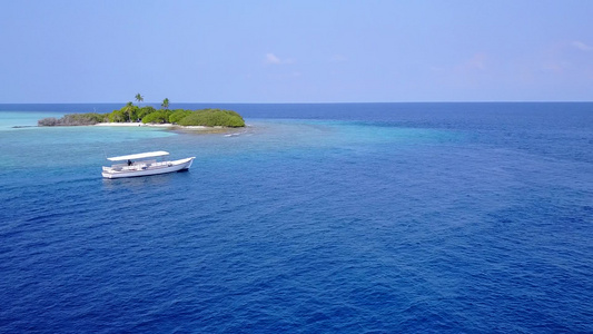 蓝海和沙洲附近白沙背景的宁静旅游海滩航行的阳光景观视频