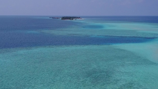 日落前白沙背景蓝海异国海岸线海滩之旅的阳光景观视频