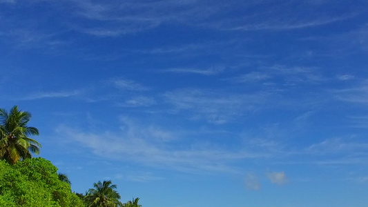 日落前蓝海白沙背景下热带岛屿海滩生活方式的白天质感视频
