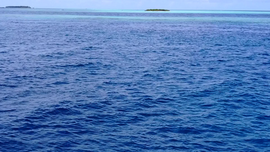 利用蓝色环礁湖和靠近度假村的浅沙背景进行天堂湾海滩视频