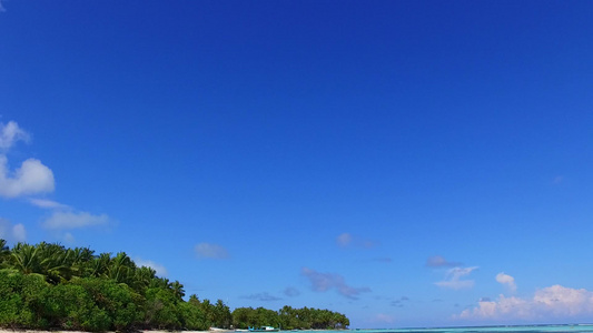 蓝色环礁湖和棕榈附近白沙底背景的长河旅游海滩假日空间视频