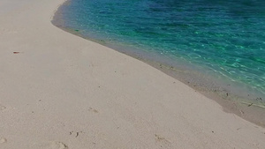 热带岛屿沙滩度假的浪漫主义抽象蓝绿色海和沙滩附近的12秒视频