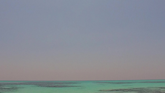 阳光明媚的景象是在度假胜地附近的白沙背景下由绿石水视频