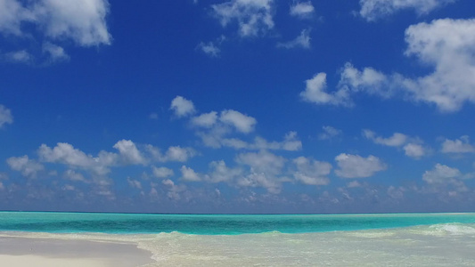 以蓝海为伴在珊瑚礁附近有着明亮沙滩背景的蓝海平湾海滩视频