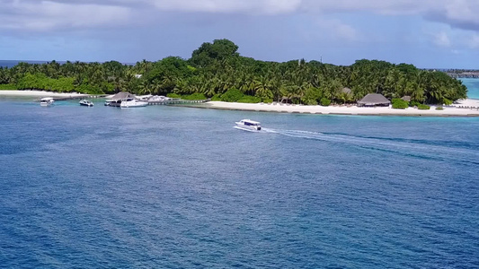 利用蓝水和白色沙沙底背景在沙滩附近进行热带海岸海滩视频