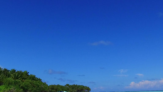 蓝色环礁湖和冲浪附近清洁沙滩背景的海景阳光明媚奇特视频