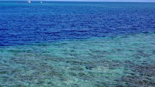 日出后清海和白沙滩背景的长河海滩度假旅行并复制空间视频