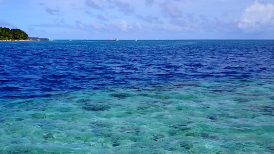 蓝色环礁湖和沙巴附近白沙滩背景的白色沙滩冒险之海景视频