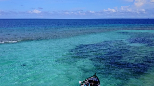 在日出后由蓝海和白沙滩背景进行海岸海滩之旅的浪漫主义视频