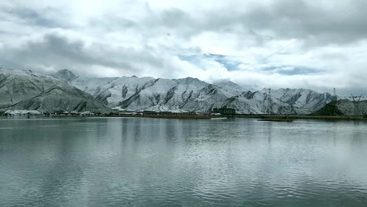 雪山圣湖视频