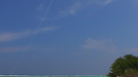 热带海湾海滩的阳光明媚旅游由沙巴附近有白色沙滩背景视频