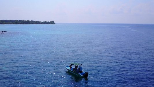 蓝色水和接近冲浪的白沙背景的奇特海岸海滩旅程摘要夏季视频