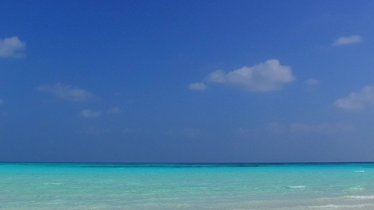 蓝绿色透明的大海和白沙海滩椰风岛屿视频