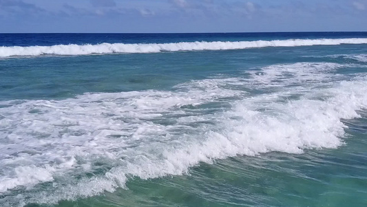 阳光下浅海和亮沙背景的美丽海景海滩阳光全景视频