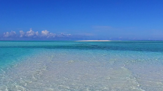 在阳光下以白沙本背景的蓝海中探索奇特的海岸海滩之旅视频