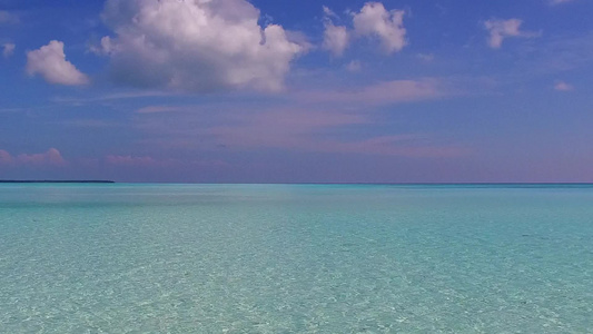 以沙滩附近的蓝色水礁湖和白沙背景为对象的沿海岛屿海滩视频